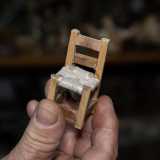 Ma il vero fiore all�occhiello sono le sedie in miniatura in legno locale e spago. �Piacciono cos� tanto che ogni anno sono richieste addirittura dai presepisti napoletani di San Gregorio Armeno�, ci dice Mino con una punta di orgoglio